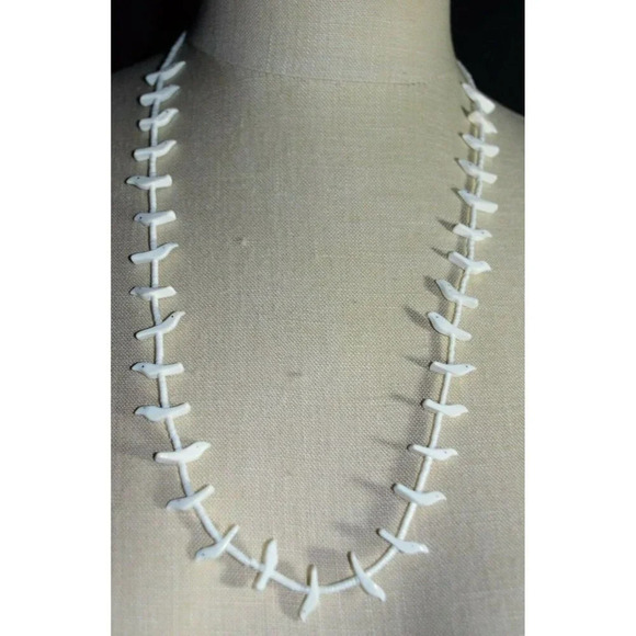 VTG Southwest Tribal Silver Tone Fetish Carved Bird White Shell Necklace